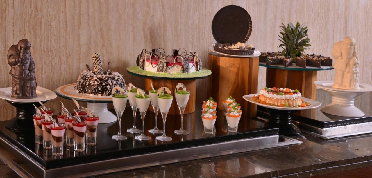 Holiday Inn Chandigarh Panchkula, An Ihg Hotel Exterior photo A dessert buffet