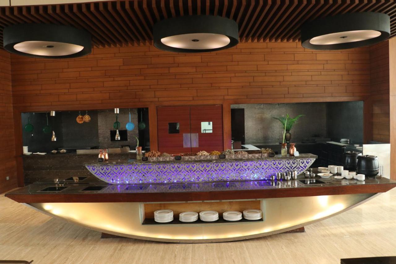 Holiday Inn Chandigarh Panchkula, An Ihg Hotel Exterior photo The buffet at the lounge
