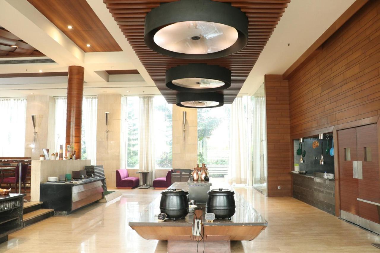 Holiday Inn Chandigarh Panchkula, An Ihg Hotel Exterior photo The interior of the hotel