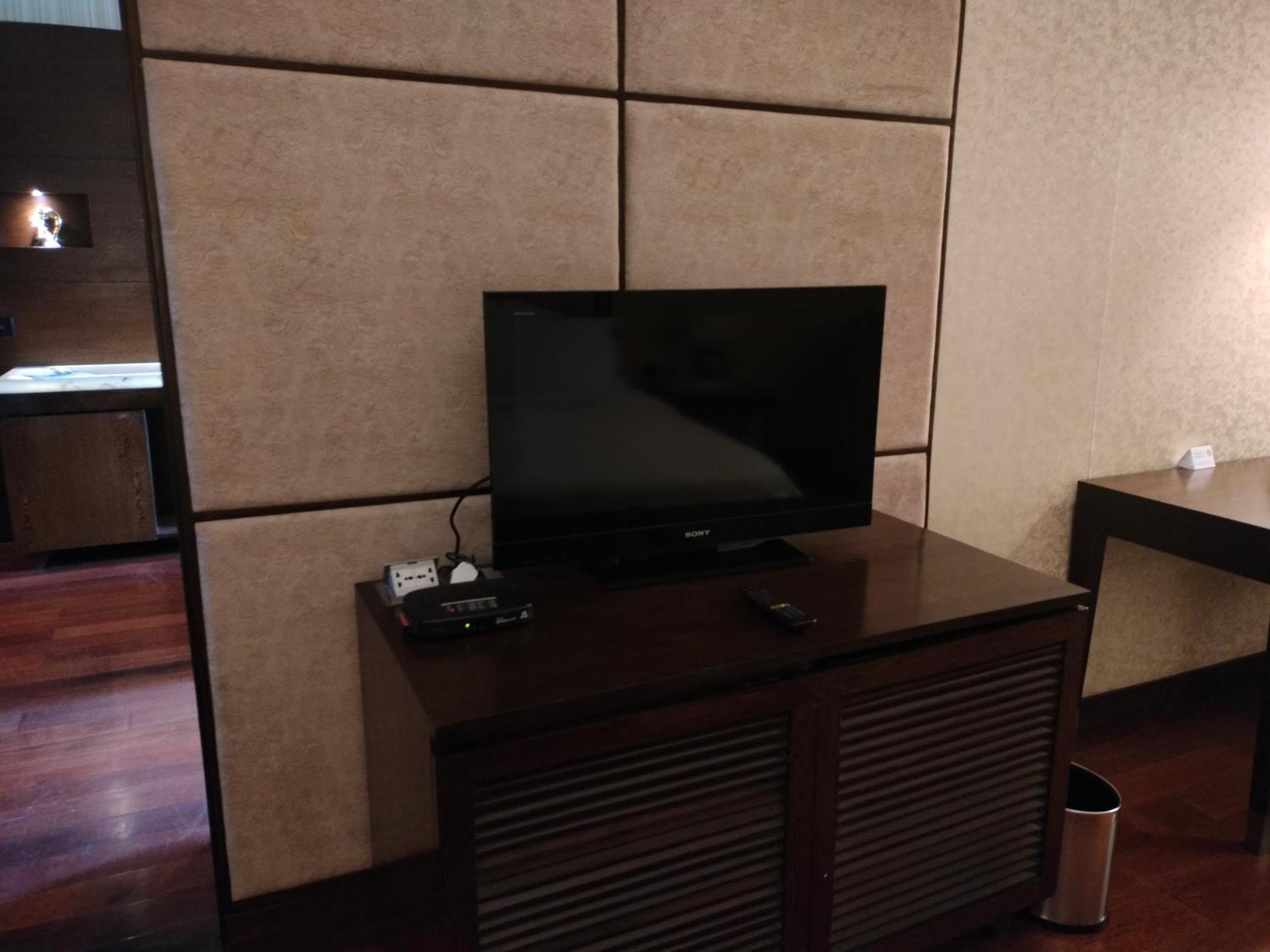 Holiday Inn Chandigarh Panchkula, An Ihg Hotel Exterior photo A television in a hotel room