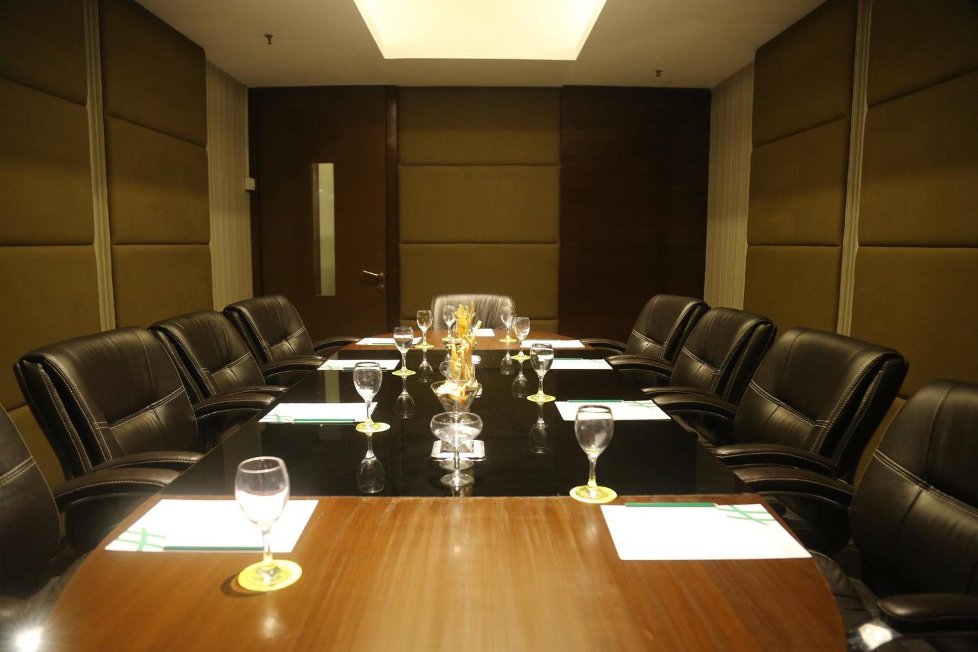 Holiday Inn Chandigarh Panchkula, An Ihg Hotel Exterior photo A boardroom